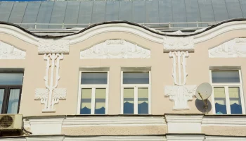 Специалисты капитально отремонтировали 18 домов с картушами в Москве