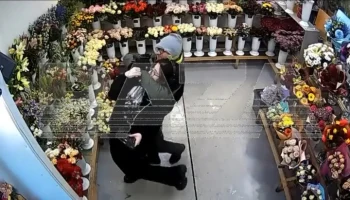 Вооруженный мужчина украл деньги и три букета из цветочного магазина в Петербурге
