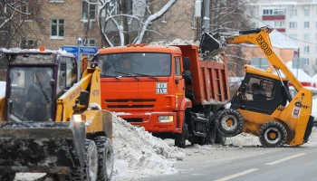 Около 500 грузовиков вытащили из снежного плена в Москве