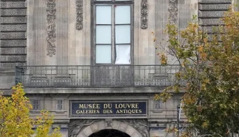 Смотрительница Лувра заявила, что грабителям помешали забрать все, что они хотели