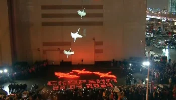 Проекция "Журавли" появилась на "Крокус Сити Холле" в память о жертвах теракта