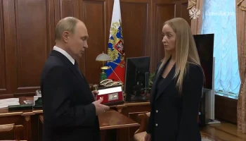 Путин передал медаль &laquo;Золотая Звезда&raquo; вдове замглавкома ВМФ Михаила Гудкова