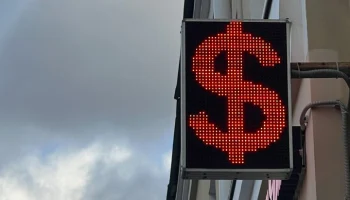 Внебиржевой курс доллара опустился ниже 75 рублей впервые с марта 2023 года