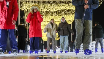 Москвичей приглашают на бесплатный каток на Воробьевых горах