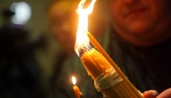 Благодатный огонь из Иерусалима доставят в Москву 4 мая