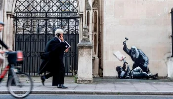 Новая работа Бэнкси появилась на здании Королевского суда Лондона