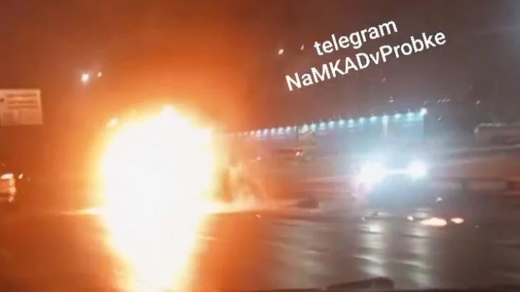 Два автомобиля столкнулись на МКАД Два автомобиля столкнулись на МКАД