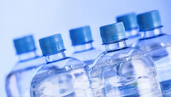 Бесплатную питьевую воду раздают пассажирам столичного транспорта из-за жары