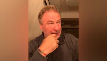 В Нью-Йорке актер Алек Болдуин разбил машину жены, уворачиваясь от мусоровоза