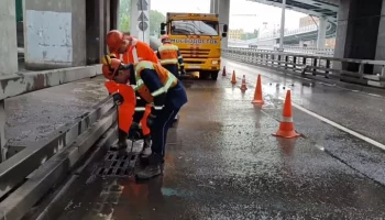 Сотрудники Мосводостока начали дежурить на улицах из-за сильного дождя