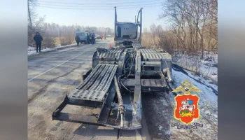 Локомотив столкнулся с выехавшим на переезд грузовиком в Подмосковье