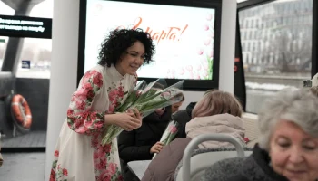 Для жительниц ВАО &mdash; жен участников СВО организовали экскурсию на электросудне по Москве-реке к 8 Мар