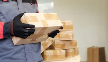 "Известия": экспедиторы могут получить право проверять и уничтожать подозрительные посылки