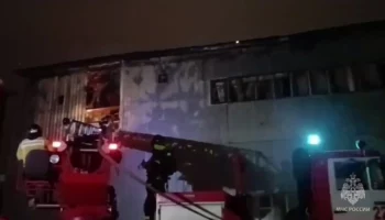 Пожарные ликвидировали открытое горение складского здания в Подмосковье