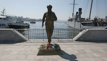 Власти Владивостока не будут сносить памятник Солженицыну на набережной