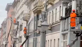 Стартовали работы по промывке фасадов зданий в Москве