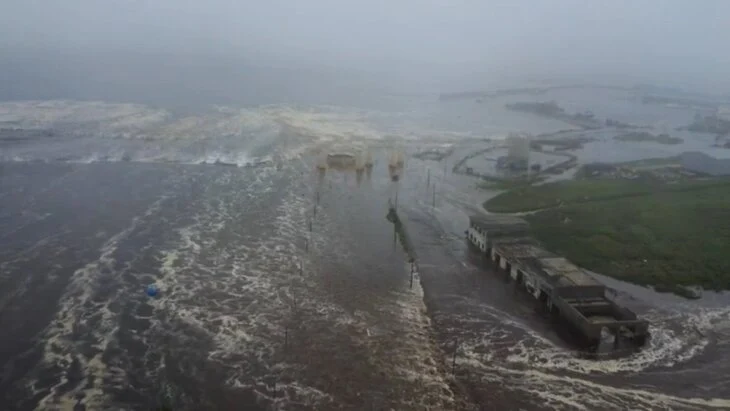 Порт Северо-Курильска остался без света после землетрясения и цунами Порт Северо-Курильска остался без света после землетрясения и цунами