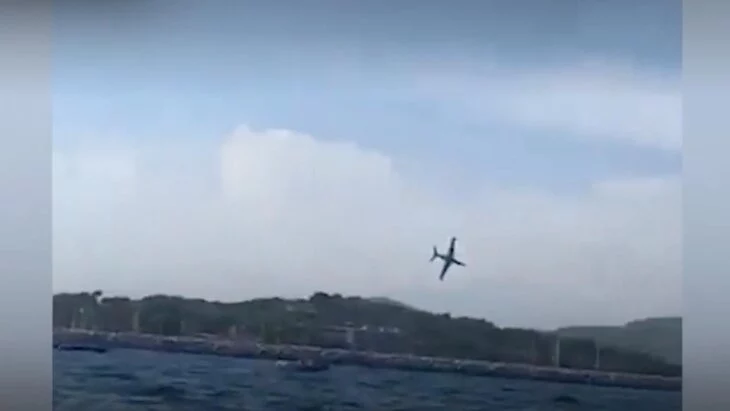 Спасатели нашли тело пилота самолета, разбившегося во время авиашоу во Франции Спасатели нашли тело пилота самолета, разбившегося во время авиашоу во Франции