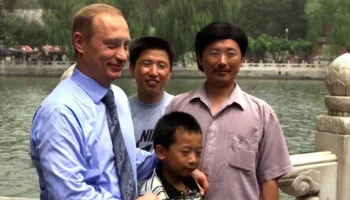 Поцелованный Путиным 25 лет назад китаец рассказал, как это изменило его жизнь