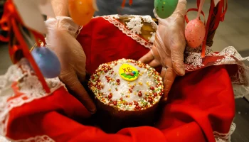 У московских храмов образовались огромные очереди перед Пасхой