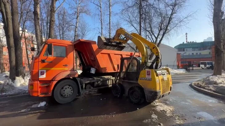 Столичные службы продолжают уборку снега с газонов