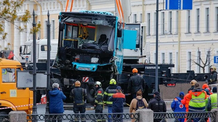 Начальник автоколонны частично признал вину по делу о падении автобуса в реку в Петербурге
