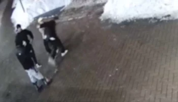 Молодые люди избили прохожего в подмосковных Мытищах