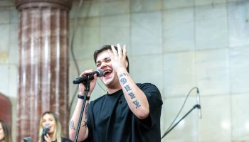 Артисты &laquo;Новой фабрики звезд&raquo; выступили на станции метро &laquo;Курская&raquo;