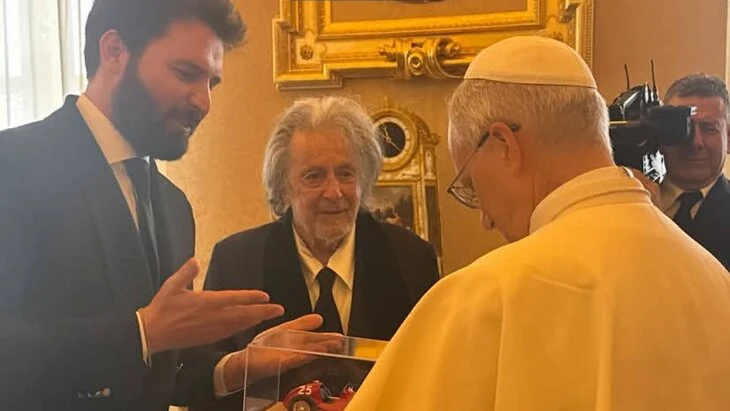 Актер Аль Пачино подарил Папе Римскому модель автомобиля