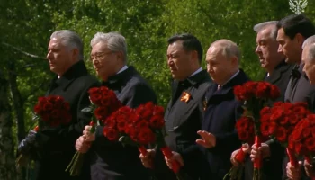 Путин возложил цветы к могиле Неизвестного солдата в Александровском саду