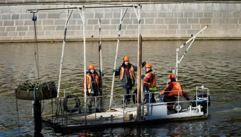 Более 15 плавающих фонтанов демонтировали на зиму на Водоотводном канале