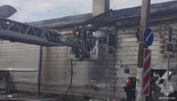 Спасатели локализовали пожар в автосалоне на севере Москвы