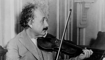 Первая скрипка Эйнштейна продана в Великобритании почти за 1,5 миллиона долларов