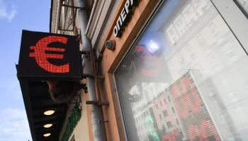 Курс евро опустился ниже 98 рублей впервые с 6 марта