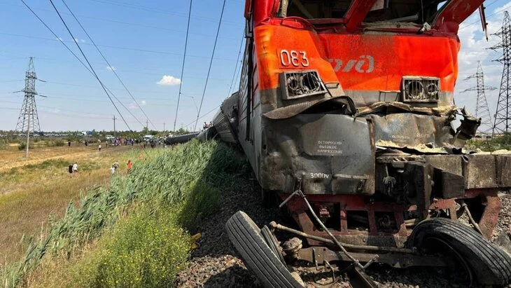 РЖД: водитель грузовика грубо нарушил ПДД, выехав на переезд перед поездом под Волгоградом РЖД: водитель грузовика грубо нарушил ПДД, выехав на переезд перед поездом под Волгоградом