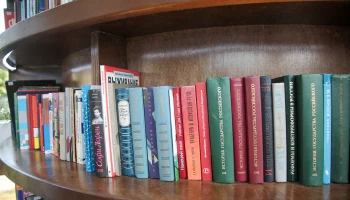 Директор Центра развития Москвы передал в пункт буккроссинга личную коллекцию книг