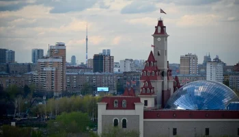 Парк "Остров мечты" начал расследование после падения ребенка с арт-объекта