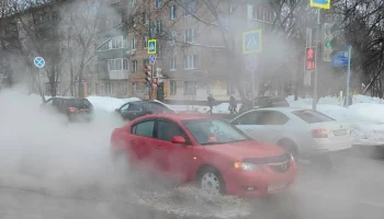 Коммунальные службы устранили утечку воды на улице в Богородском районе