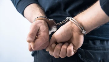 В Москве задержан мужчина за растление девочки в подъезде дома