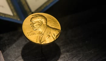 Нобелевскую премию по физике присудили Хопфилду и Хинтону за работы с нейросетями