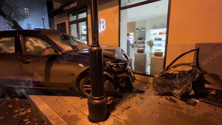 Два человека пострадали в ДТП на улице Спиридоновка в Москве Два человека пострадали в ДТП на улице Спиридоновка в Москве