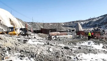 Спасатели пробурили почти на треть скважину к заблокированным горнякам в Амурской области