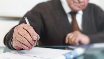 Мошенники заставили пожилого москвича продать квартиру, машину и отдать им 9,7 млн руб