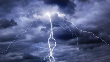 Молния ударила в двух детей на севере Казахстана