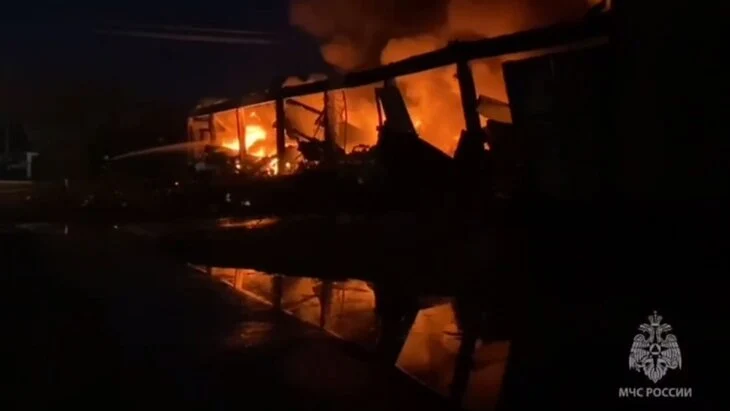 Крупный пожар произошел в ангаре с отходами и картоном в Ленобласти Крупный пожар произошел в ангаре с отходами и картоном в Ленобласти
