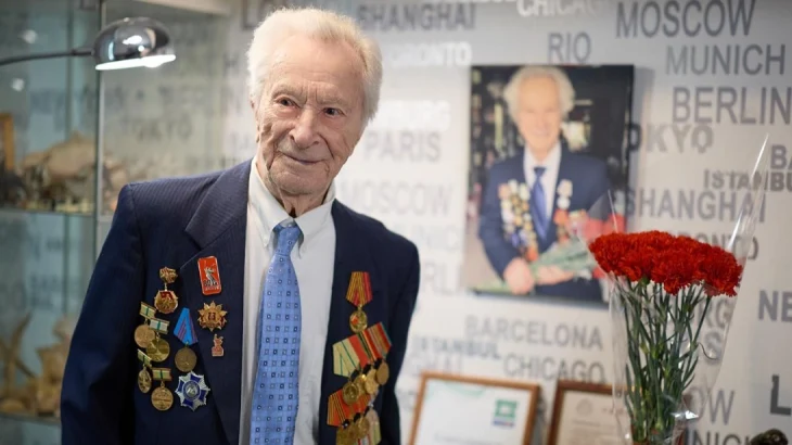 Сергей Собянин поздравил с 100-летием ветерана ВОВ Владимира Колосова Сергей Собянин поздравил с 100-летием ветерана ВОВ Владимира Колосова