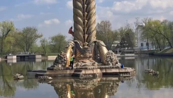 Фонтан "Золотой колос" на ВДНХ начали промывать после зимы
