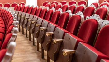 Спектакль &laquo;Гусенок&raquo; и выставка &laquo;Город&raquo;: куда сходить в Москве на выходных