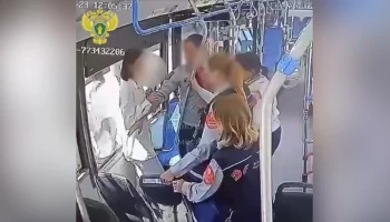 Безбилетница напала на контролера в автобусе на востоке Москвы