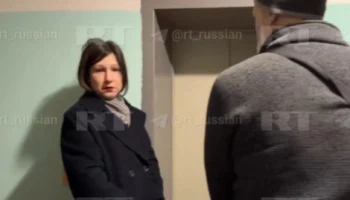 RT снял на видео родителей подростка, который убил ребенка в школе в Горках-2